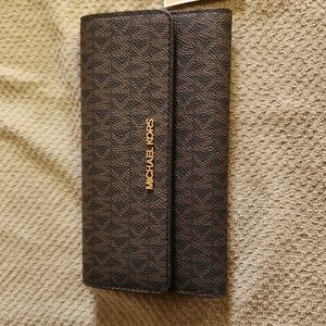 Michael Kors large Jet Set Travel Brown Wallet with Gold Logo NWOT